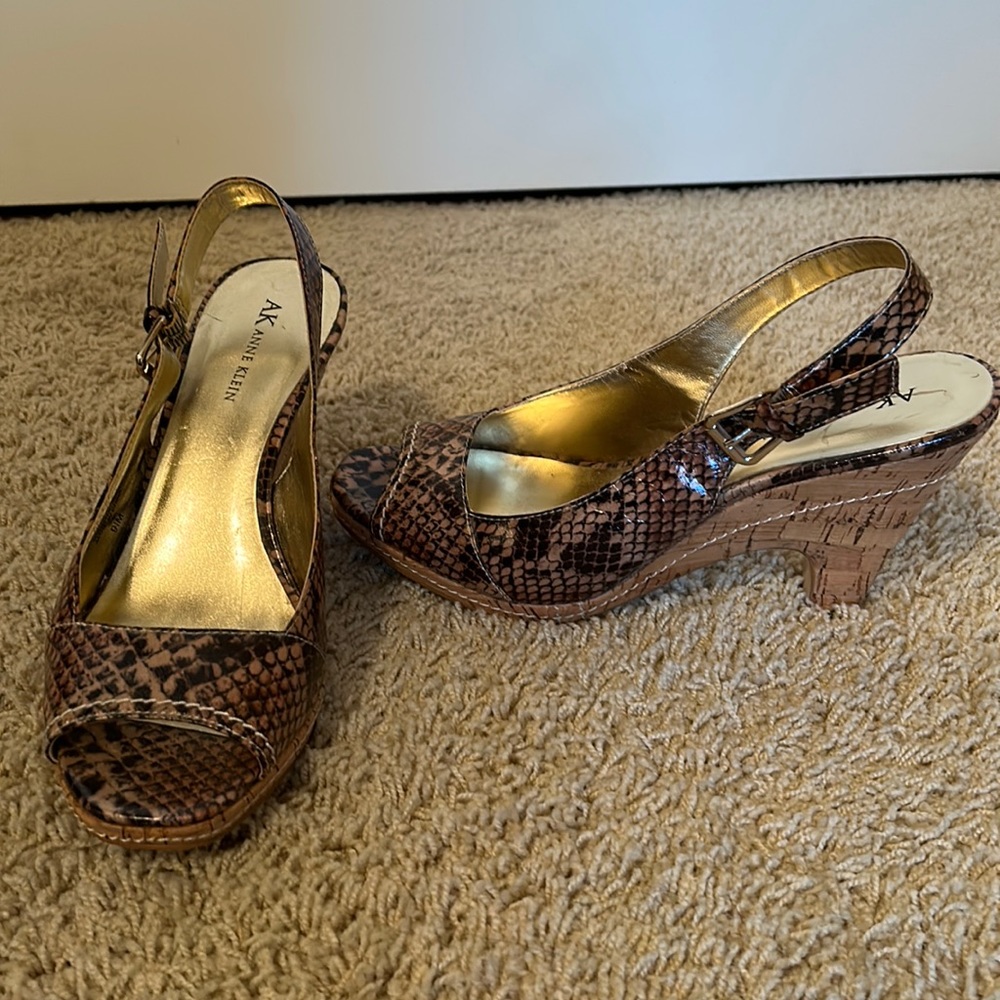 Anne Klein Xavia snake print peep-toe ankle strap semi wedge heels- EUC Sz 9.5